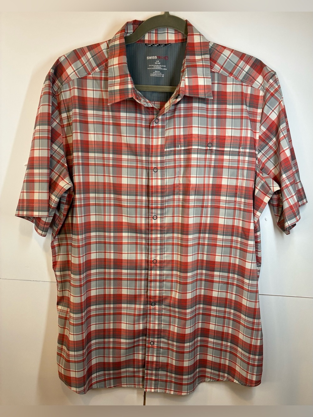 Swiss Tech Men’s Plaid Snap Front Shirt Size Large Red Gray Short Sleeve
